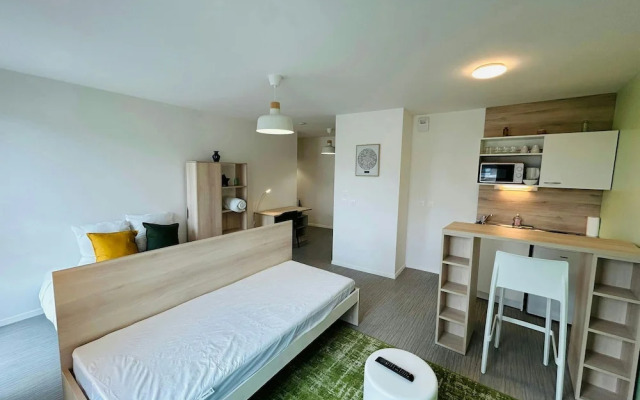 We Live In R - Suite 403