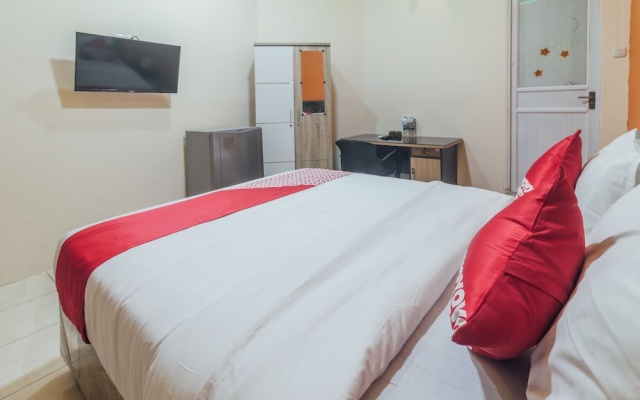 OYO 2010 Satria Guest House – Guest Rooms – Ambon