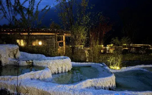 Four-Goddess Mountain Cloud View Fan's Lodging
