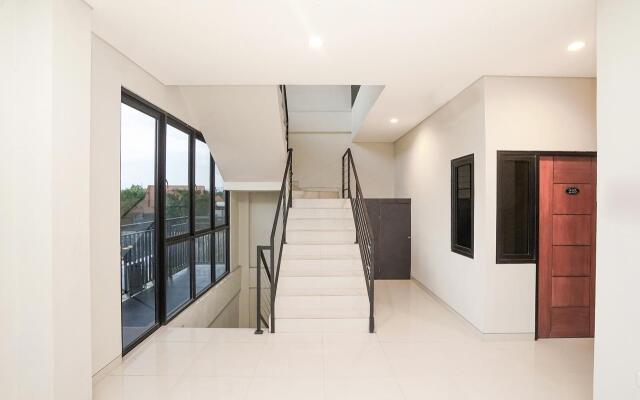 Capital O 449 The Colins