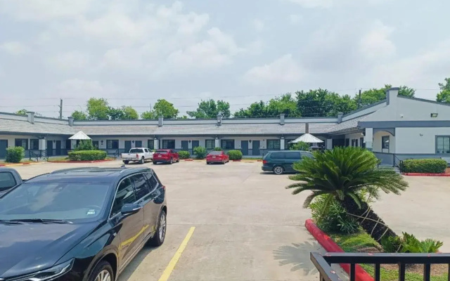 Hotel O Regency Suites Houston - IAH Beltway 8