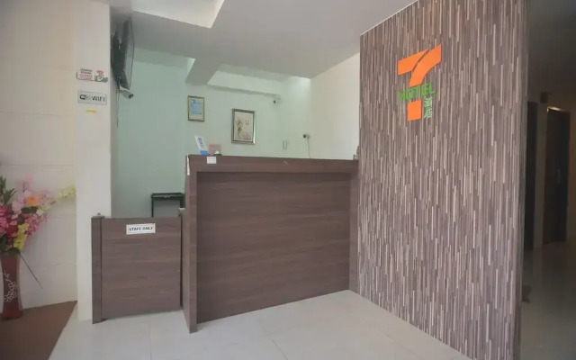Oyo 44052 Seven Hotel
