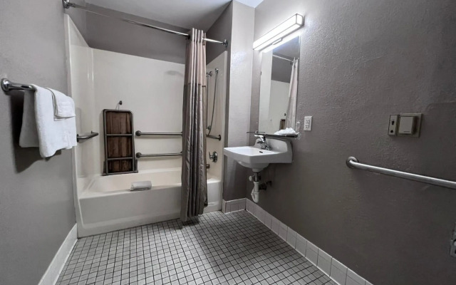 Motel 6 Bakersfield, CA - South