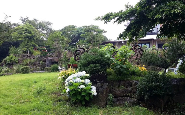 Gotjawal Geomun Oreum Pension
