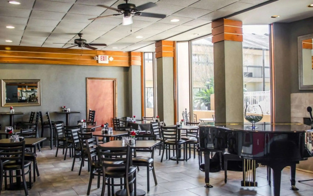 Quality Inn & Suites Pensacola Bayview