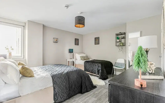 Bright Charming Condo Short Walk to Beach Pier