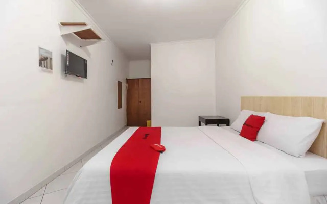 RedDoorz Syariah near Ragunan Zoo 3