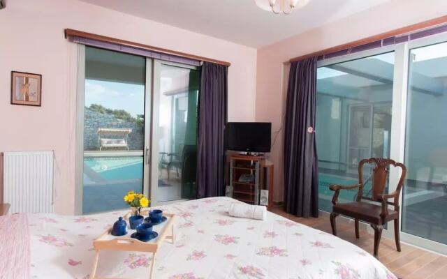 Aelia Luxurious Villa With Pool