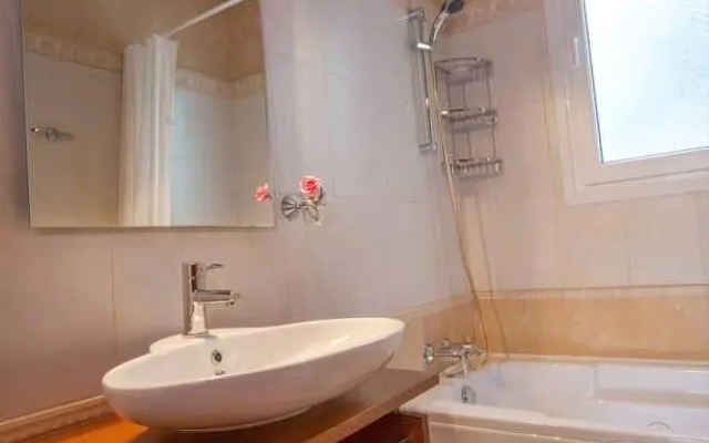 Beach Flat With Garden, Jacuzzi, BBQ