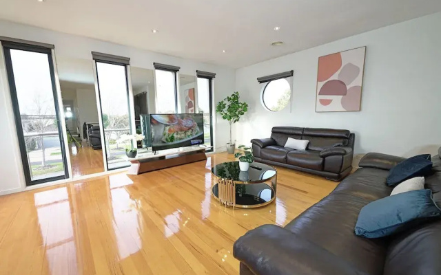 Luxury 7BRM Lakeside BigHouse Point Cook