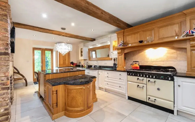Country Farmhouse hot tub bbq hut