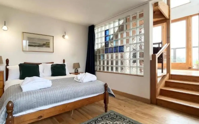 Triskele Detached Characteristic Home Sleeps 10