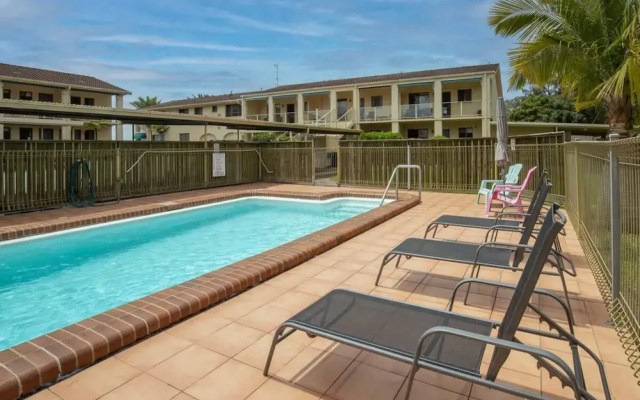 Seafront Getaway Studio, Great Location With Pool