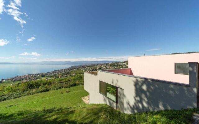 Luxury & Modern 4BD Villa with Panoramic Lake View by GuestLee