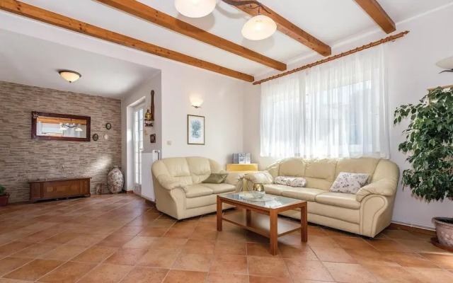 Beautiful Apartment in Brodarica With Wifi and 3 Bedrooms