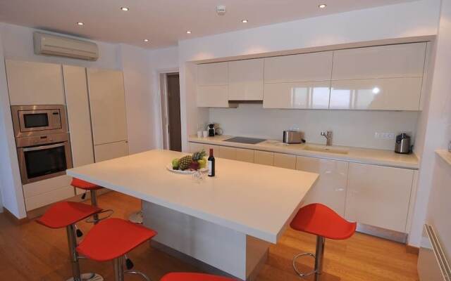 Theseus Beach Apartment
