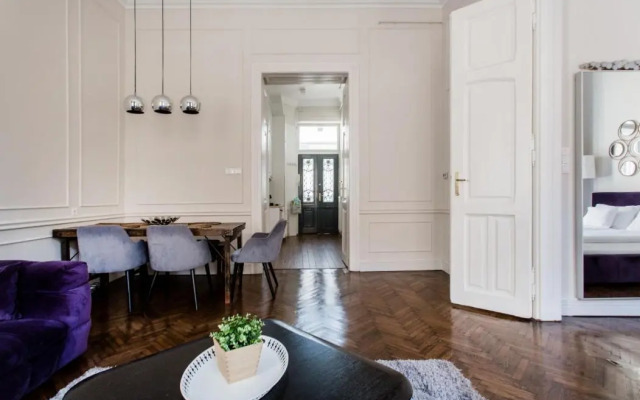 Opera Apartment with Garage, 2BR & 2BTH, AC