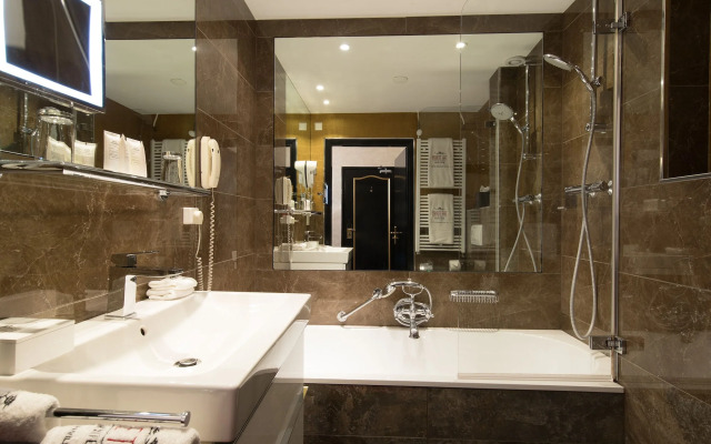 The Pavilions Amsterdam, The Toren