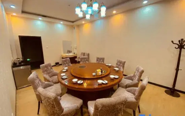 Sunite Youqi Oasis Business Hotel