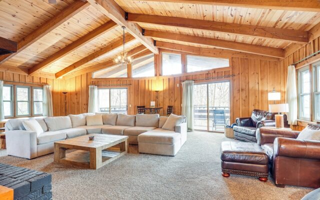 Treehouse-style Cabin, 1 Mi to Massanutten Resort