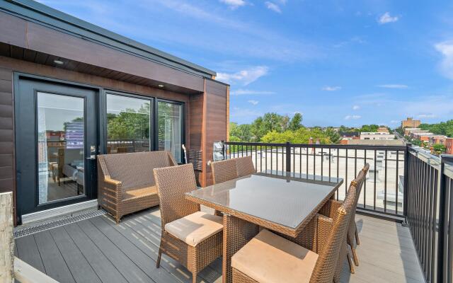 Private Roof top Patio Downtown Metro Frontenac