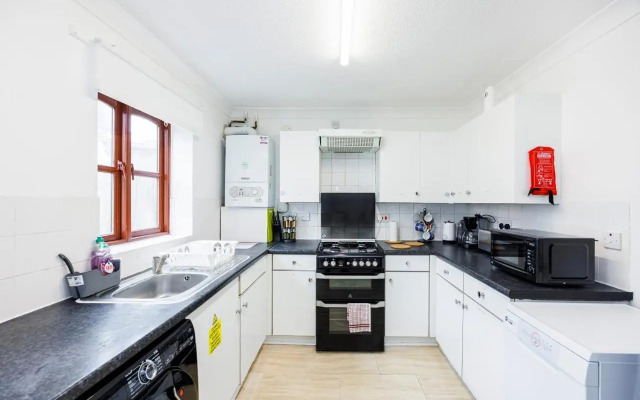 Lovely 2 Bd Hse with Parking near Excel