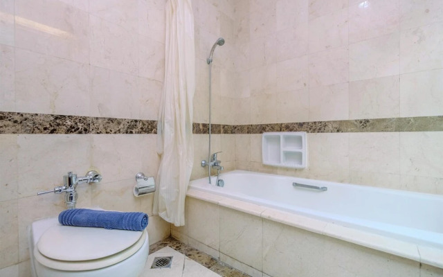 Comfort And Cozy Studio At Roosseno Plaza Apartment