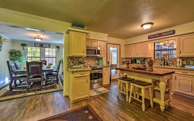 Spacious Conroe Home w/ Foosball & Pool Table!