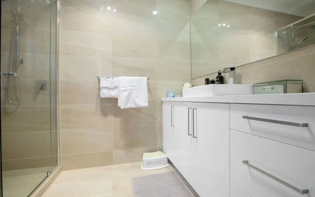 AU.JOY 3 Bed Townhouse Burwood 3