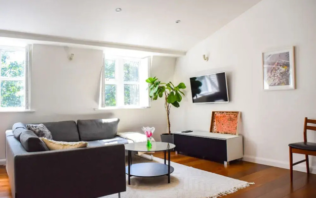 Well-Appointed 2 Bedroom East London Flat