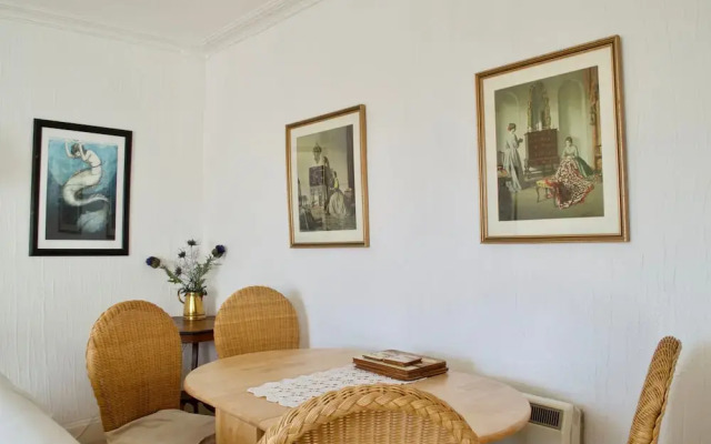 Traditional 3 Bedroom Apartment in Edinburgh's New Town