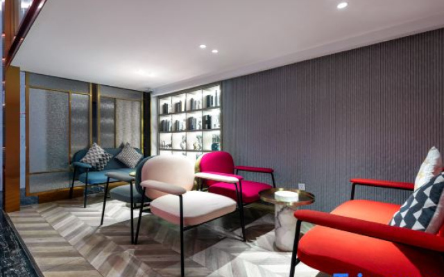 Qilai Light Luxury Hotel