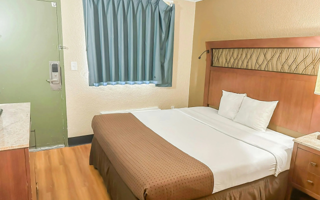 OYO Hotel Mobile, AL I-65 at Airport Blvd