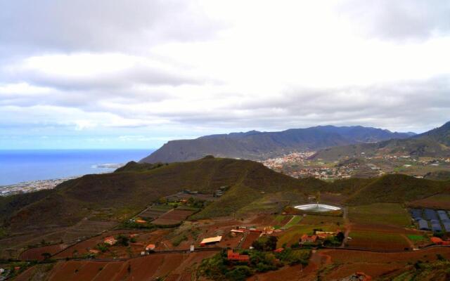 Valle, montañas y mar cristalino