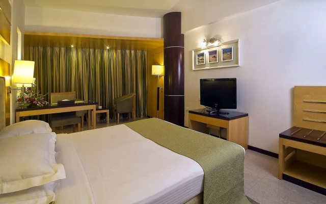 Peninsula Grand Hotel