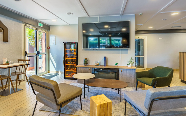 Campanile NATURE - Dijon Est Saint-Apollinaire