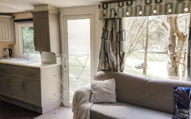 3 Bedroom Caravan with On-Site Pool, Island View 6