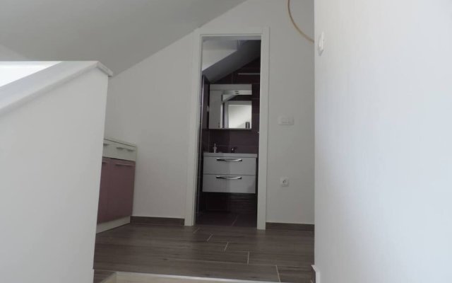 Luxurious 2-bed Appartment in Mandre With Pool