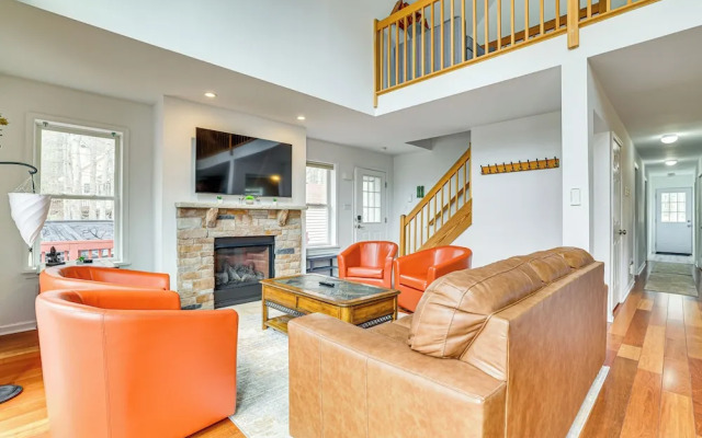 Hot Tub + Decks: Tree-lined Retreat in Pocono Lake