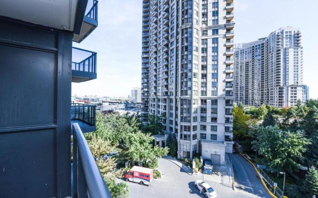 Sarkar Suites - 330 Burnhamthorpe Road