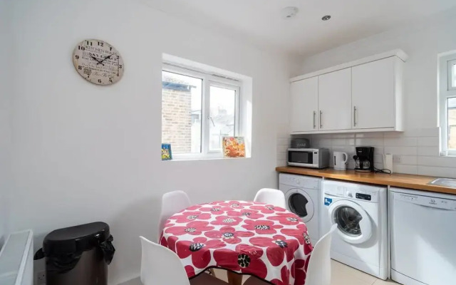 Fresh 2 Bedroom Flat by the River Thames