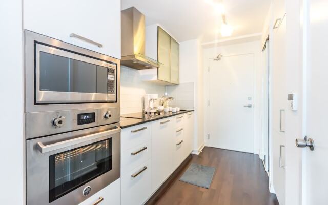 Couples Retreat @downtown With Lakeshore View