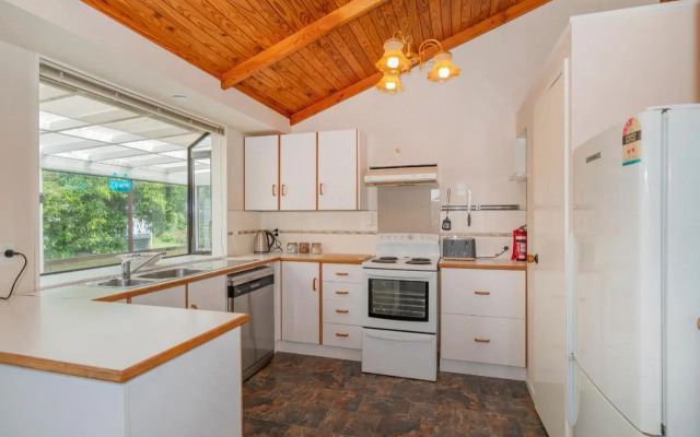 Treasure on Chestnut - Tairua Holiday Home