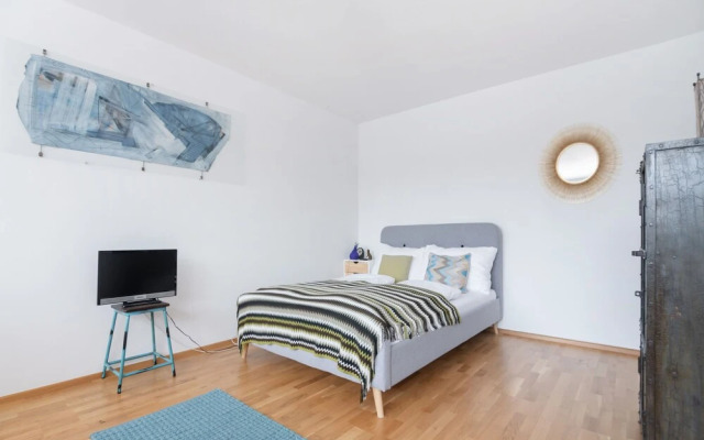 Quiet Penthouse apartment close to Stadthalle