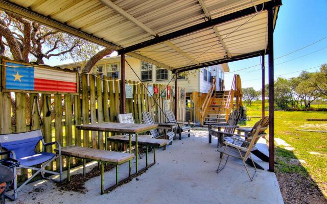 Fantasy Oaks Lodge 4 Bedroom Home by RedAwning