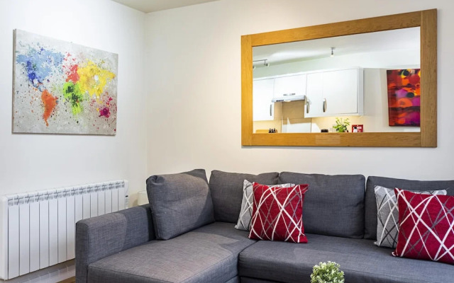 Incredible Light Filled Studio Apartment + Free Parking Sleeps 4