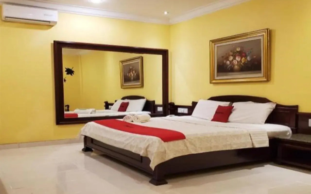 RedDoorz Plus near Dunia Fantasi Ancol