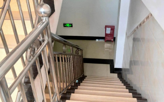 Jinying Express Hotel (Qujing North Railway Station)