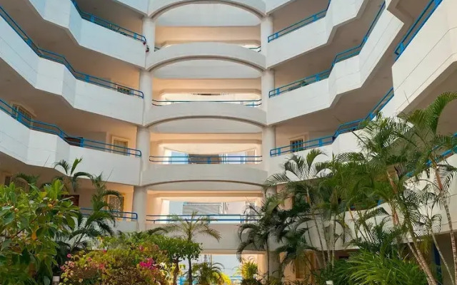 Quiet Apartment one Block From the Beach