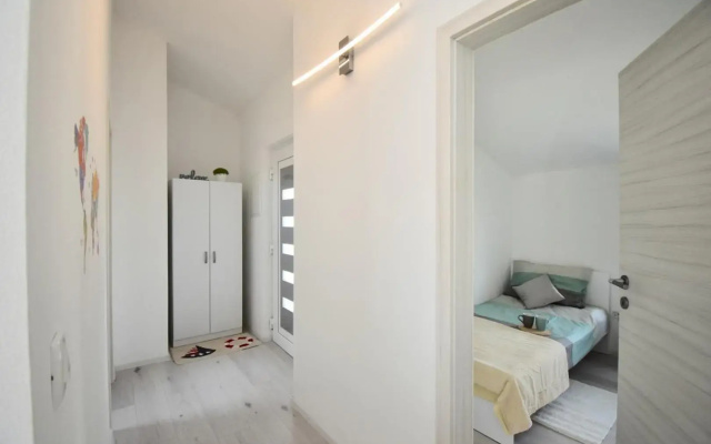Bright and spacious apartment with grill ***